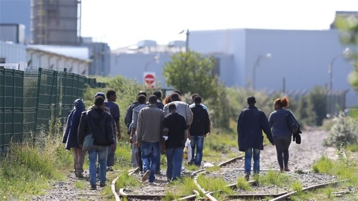 UK and France pledge to work together to resolve Calais migrant crisis