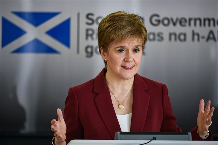 Nicola Sturgeon extends lockdown