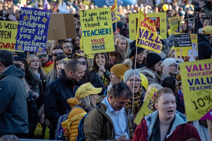 Teachers confirm strikes are imminent as EIS members back action over pay