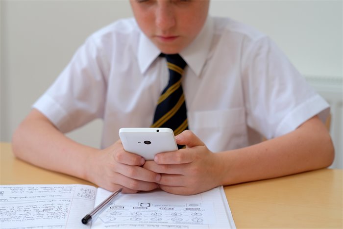 Edinburgh bans mobile phones for school pupils