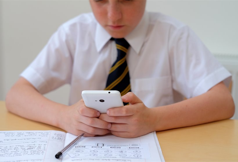 Edinburgh bans mobile phones for school pupils