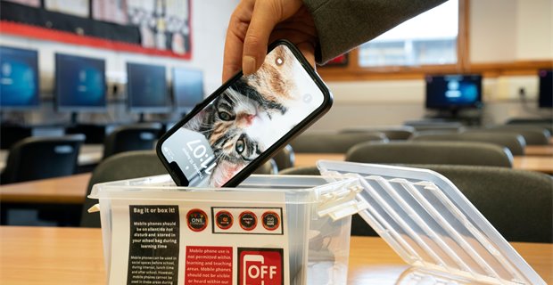 Scottish Labour proposes complete mobile phone ban in schools