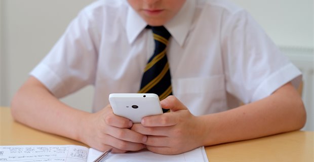 Edinburgh bans mobile phones for school pupils