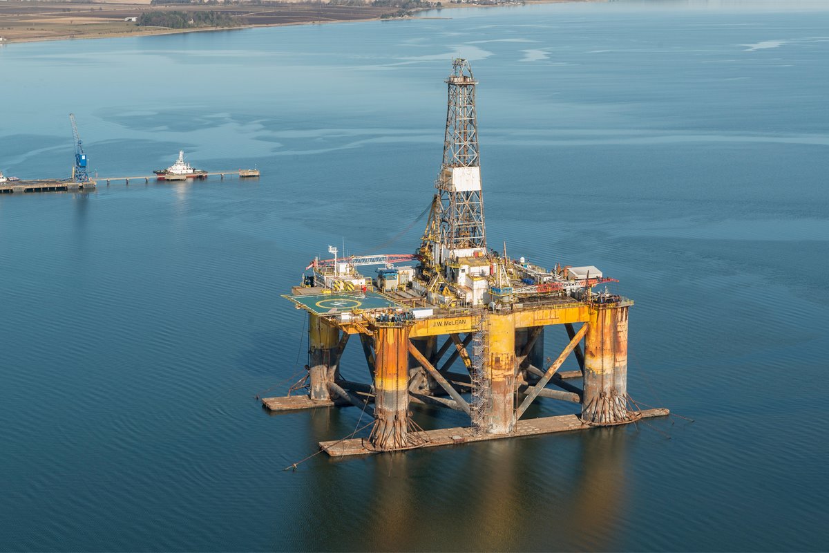 Ed Miliband orders immediate ban on new North Sea drilling