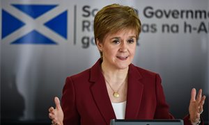 Nicola Sturgeon extends lockdown