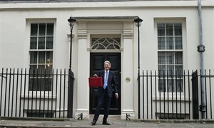 Philip Hammond reduces waiting time for Universal Credit by seven days