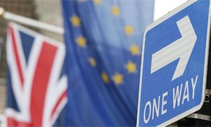 UK to negotiate keeping current trade deals with non-EU countries weeks before leaving bloc