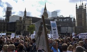 30,000 teachers march in education rally