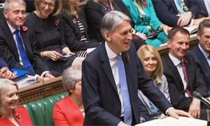 Budget 2018: Philip Hammond pledges more cash for Universal Credit