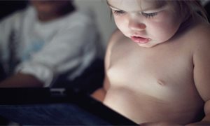 Keep screen time away from children’s bedtime, parents advised